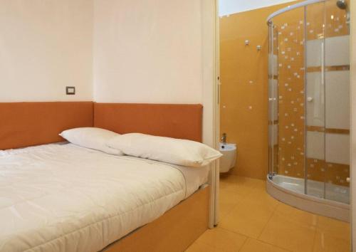 Dormitorio pequeño con cama y ducha en Fiuggi apartment, en Milán