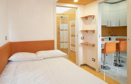 Habitación pequeña con cama y cocina en Fiuggi apartment, en Milán