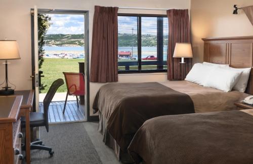 Oacoma的住宿－Arrowwood Resort at Cedar Shore，酒店客房设有两张床和窗户。