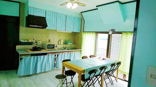 Una cocina o cocineta en 日本冲绳那霸市白银公寓