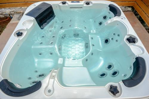 a jacuzzi bathtub with a blue at Kokonis House in Ayia Evfimia