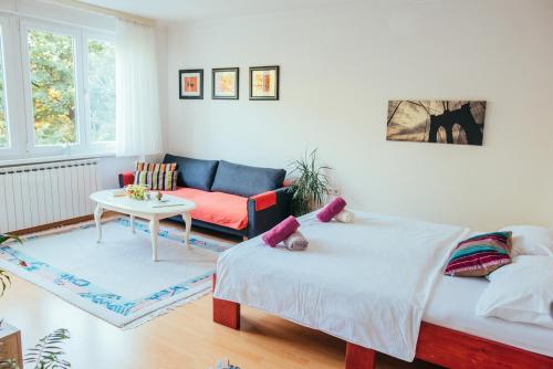ein Wohnzimmer mit 2 Betten und einem Sofa in der Unterkunft Sophies World in Sarajevo