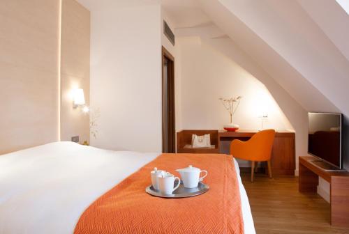 Llit o llits en una habitació de Hotel Le Clos De La Vouge