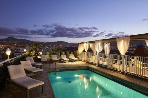 une piscine sur le toit d'un bâtiment dans l'établissement Splendid Hotel & Spa Nice, à Nice