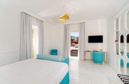 a bedroom with a bed and a living room at Hotel Lorelei Londres in Sorrento