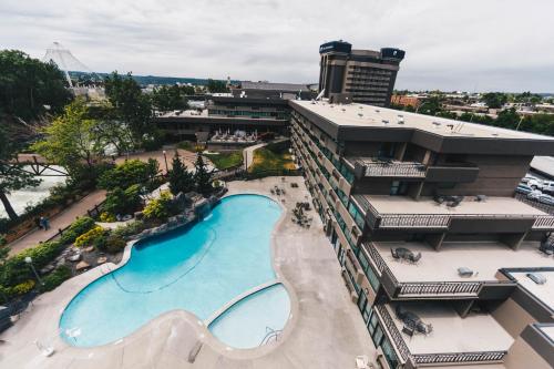 una vista aérea de un hotel con piscina en Centennial Hotel Spokane, en Spokane