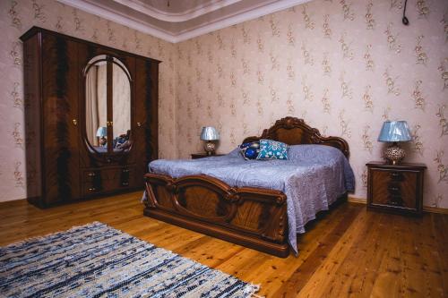 BuzovnaにあるSeaview Villa Buzovna Sameyaのベッドルーム(ベッド1台、大きな鏡付)