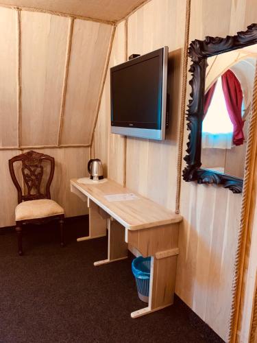 a room with a desk and a tv in a tent at Готельно-ресторанний комплекс «Галицький замок» in Ternopilʼ