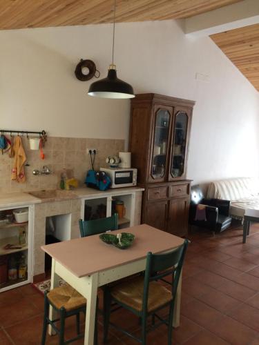 una cucina con tavolo e sedie in una stanza di Casa do Avô Zé a Beja