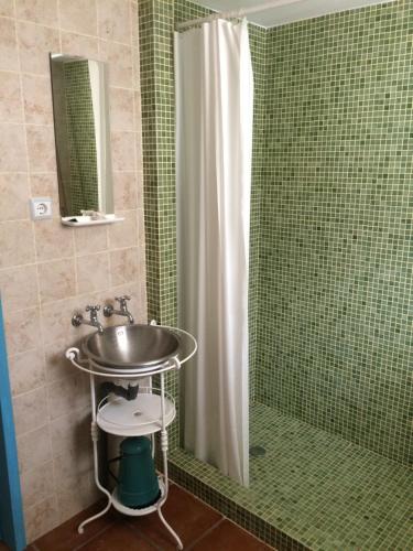 bagno con lavandino e doccia di Casa do Avô Zé a Beja
