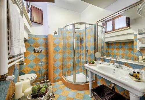 bagno con doccia, lavandino e servizi igienici di Relais 147 - Luxury b&b a Taormina
