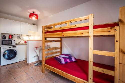 a room with two bunk beds and a kitchen at Instant-Léman II in Thonon-les-Bains