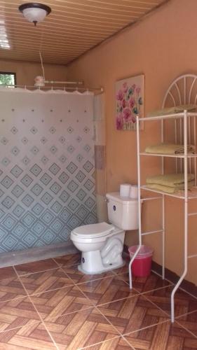 Vonios kambarys apgyvendinimo įstaigoje Villa De Los Monos