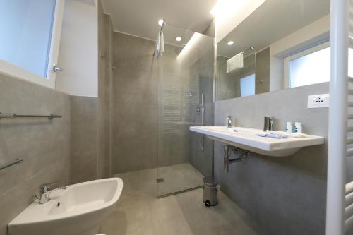 un bagno con lavandino, doccia e WC di B&B Oblò a Catania