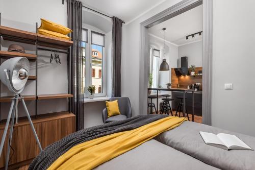 Tempat tidur dalam kamar di Porto Marina apartments