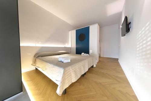 een kleine slaapkamer met een bed in een kamer bij B&B Oblò in Catania