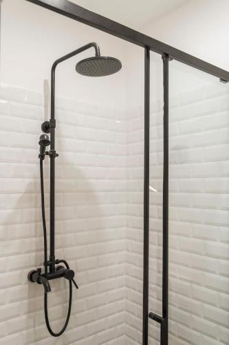 une douche avec une porte vitrée dans une salle de bain dans l'établissement Le Saint Honore, à Fontainebleau