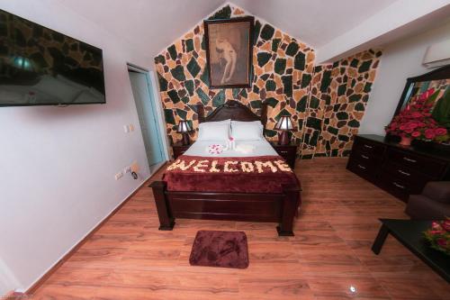 a bedroom with a bed and a tv in it at Residence Tropical Garden in Boca Chica