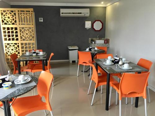 Ein Restaurant oder anderes Speiselokal in der Unterkunft Pousada Jardim 