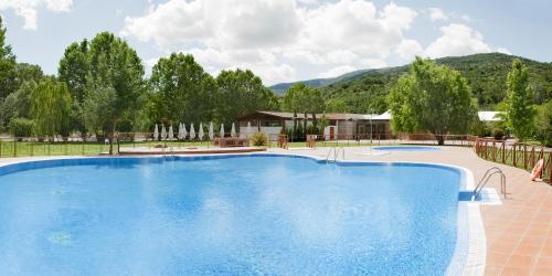 בריכת השחייה שנמצאת ב-Hotel Balneario Valle del Jerte או באזור