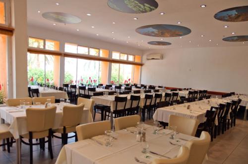 Ein Gev Holiday Resort tesisinde bir restoran veya yemek mekanı