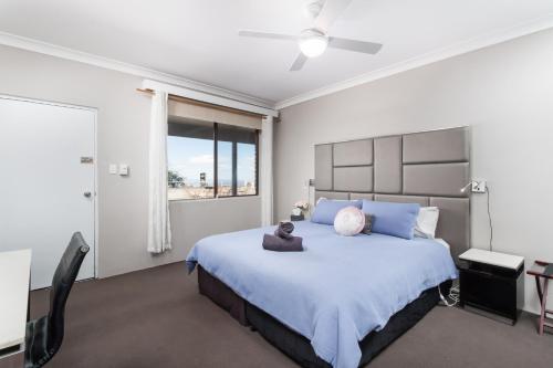 KurrajongArchibald Hotel的一间卧室，里面有一张大床，床上有一只泰迪熊