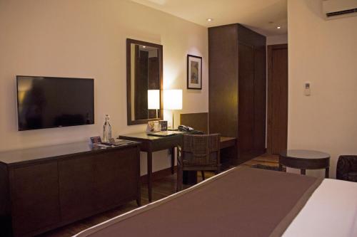 Телевизор и/или развлекательный центр в City Garden Grand Hotel