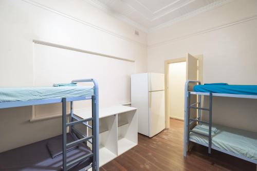 Letto o letti in una camera di myOZexp Aberdeen Lodge