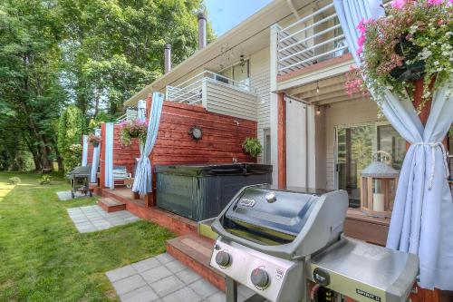 Taman di luar Moon River Suites #3