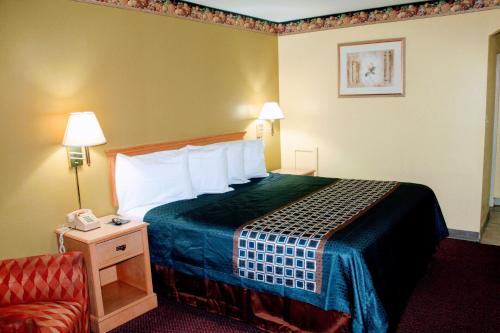 Uma cama ou camas num quarto em Hutchinson Inn