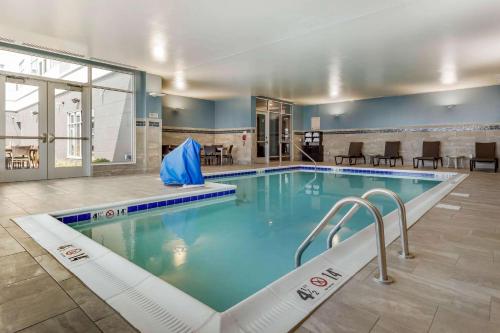 ein großer Pool in einem Hotelzimmer in der Unterkunft Cambria Hotel Davenport Quad Cities in Bettendorf