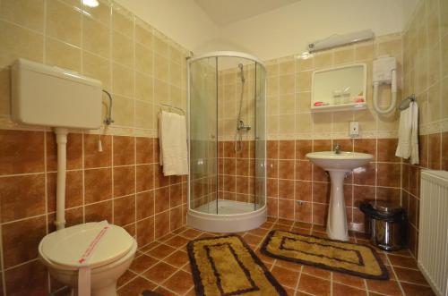 Koupelna v ubytování Art Garni Hotel