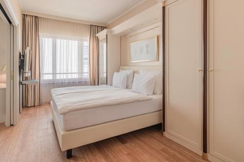 Postel nebo postele na pokoji v ubytování Aqua Aurelia Suitenhotel an den Thermen