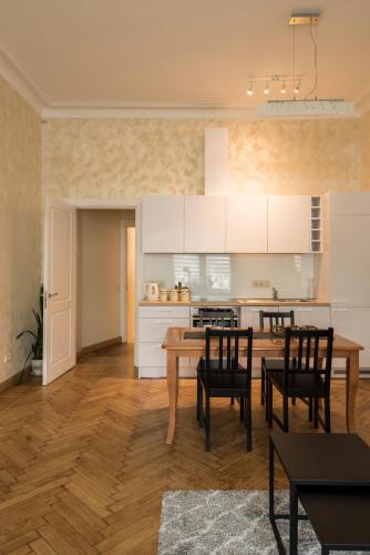 een keuken en eetkamer met een tafel en stoelen bij M terrace in Kaunas