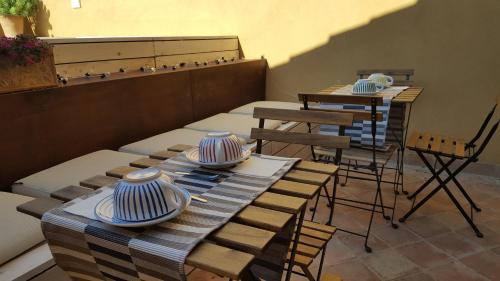 a table with blue and white vases on it at B&B Attico Taranto in Caltagirone