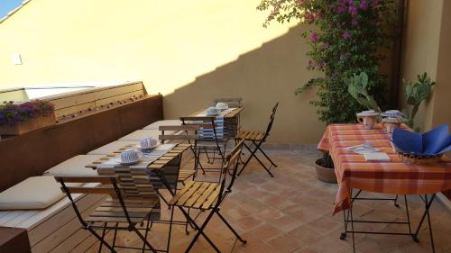 a patio with chairs and a table and a table and chairs at B&B Attico Taranto in Caltagirone