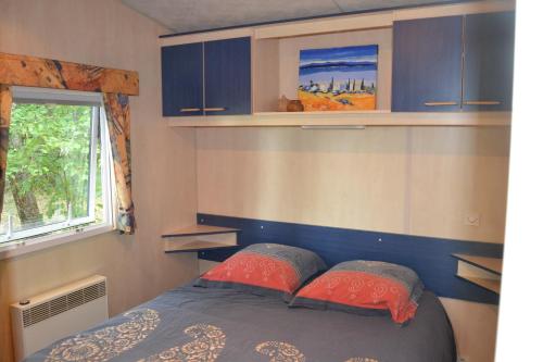 Ένα ή περισσότερα κρεβάτια σε δωμάτιο στο Mobile home des pins