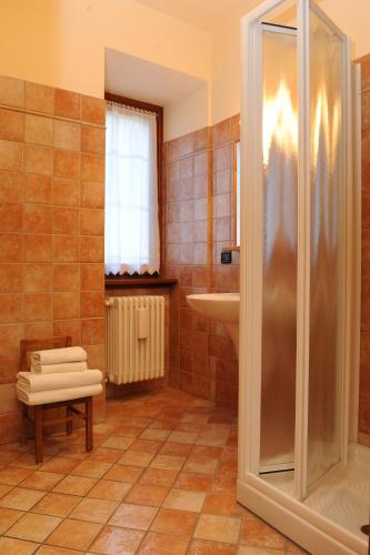 a bathroom with a shower and a sink at Casa Mezzavalle in Pelugo
