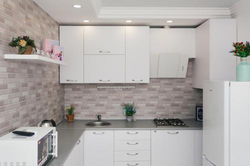 Η κουζίνα ή μικρή κουζίνα στο Luxury apart-hotel New Building near Lavina