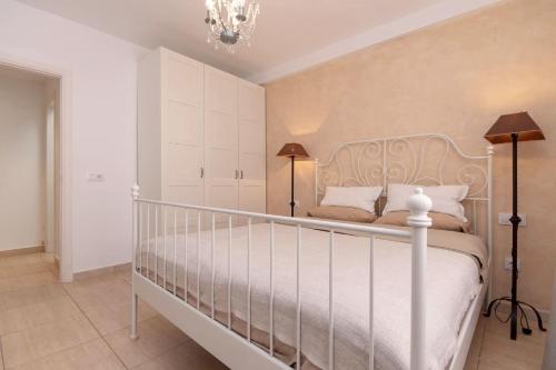 Кровать или кровати в номере Fantastic 3 Bedroom Townhouse Golf Del Sur - The Palms Resort