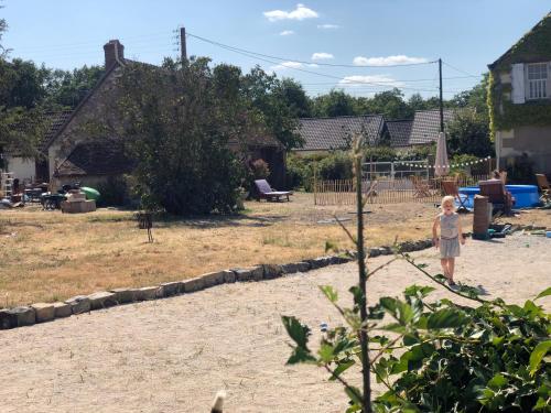 a young child standing in a yard at Côte du Jardin in Pouillé