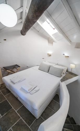 a bedroom with a large white bed in a room at Windmill Arades suite in Apollonia