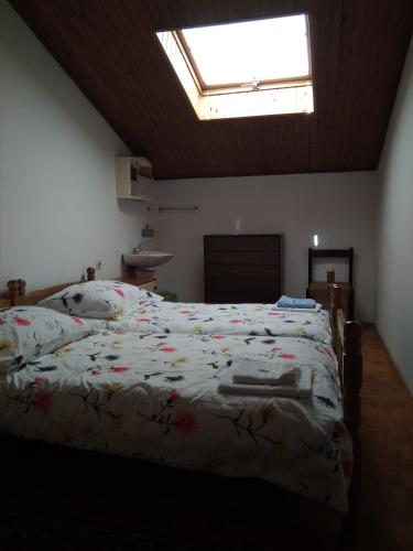 um quarto com uma cama grande e uma janela em Gostišče Oddih em Solkan