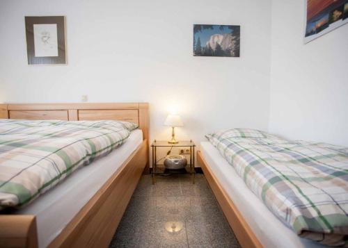 dwa łóżka siedzące obok siebie w sypialni w obiekcie Ferienwohnung Steinacker am Gerkenstein w mieście Winterberg