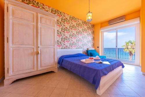 1 dormitorio con cama y ventana grande en Laigueglia Beach - Happy Rentals, en Laigueglia
