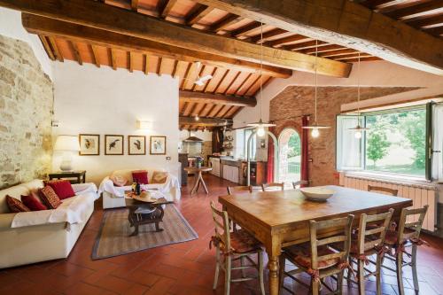 a living room with a table and a couch at Agriresort La Noce di Francesca in Londa