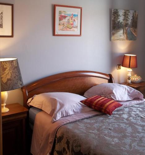 une chambre avec un lit avec deux oreillers et deux lampes dans l'établissement CUGNAUX Toulouse Metropole OUEST Chambre Privée de Luxe - SDB WC privée Terrasse Piscine Aqua Bike, à Cugnaux