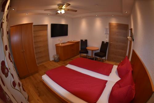 ein Schlafzimmer mit einem großen Bett mit einer roten Decke in der Unterkunft Seebär Velden in Velden am Wörthersee