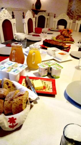- une table avec du pain et d'autres aliments dans l'établissement Au Coeur de Rennes Chambres d'hôtes, à Rennes-les-Bains
