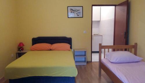 una camera con 2 letti di Apartments Nikoleta a Sutomore